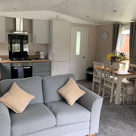 Nightingale Lodge With Hot Tub Barmby on the Moor Екстериор снимка