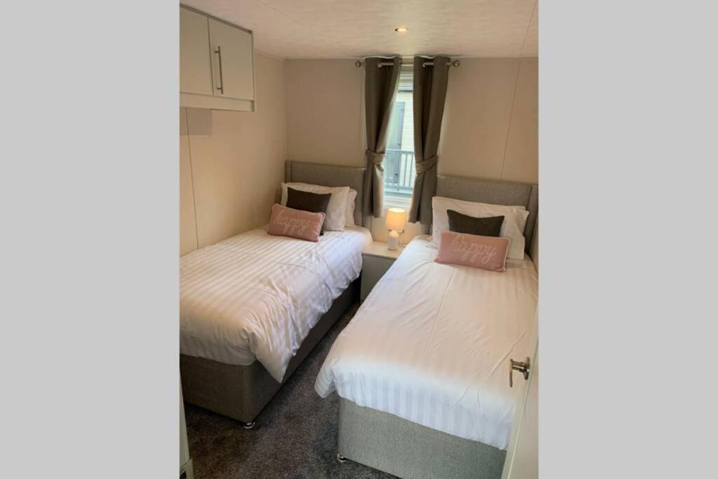 Nightingale Lodge With Hot Tub Barmby on the Moor Екстериор снимка
