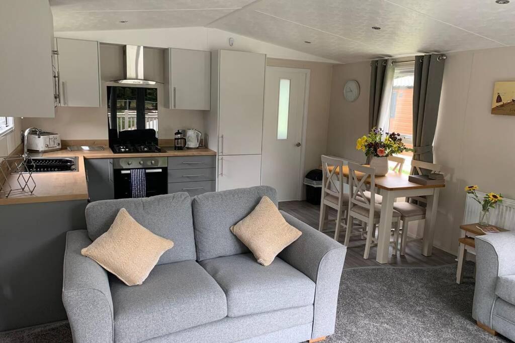 Nightingale Lodge With Hot Tub Barmby on the Moor Екстериор снимка