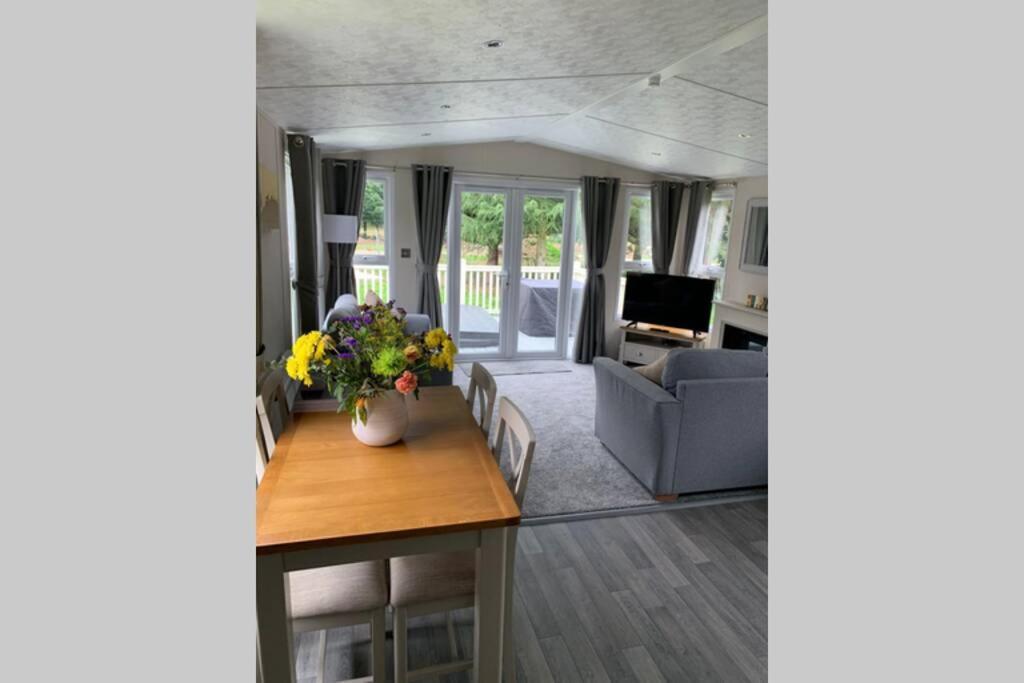 Nightingale Lodge With Hot Tub Barmby on the Moor Екстериор снимка