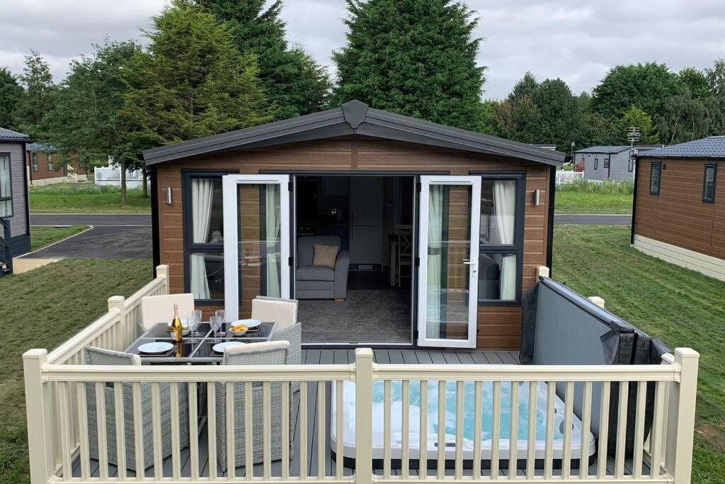 Nightingale Lodge With Hot Tub Barmby on the Moor Екстериор снимка